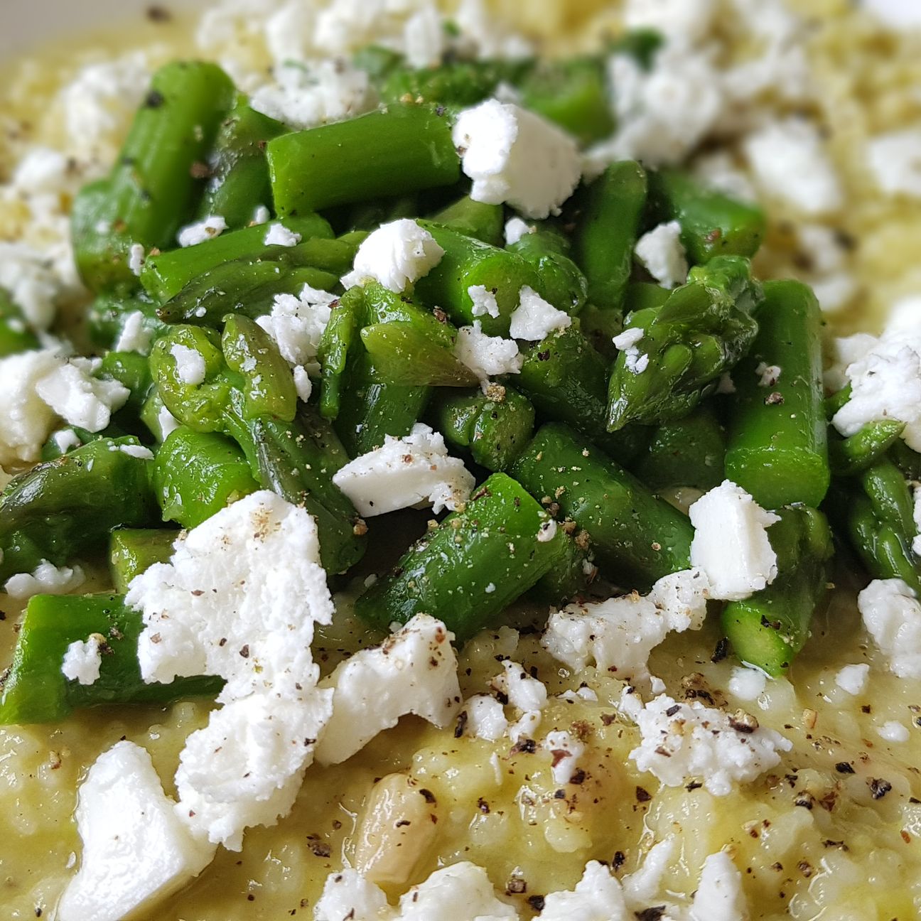 Cous cous con pesto di avocado asparagi e feta