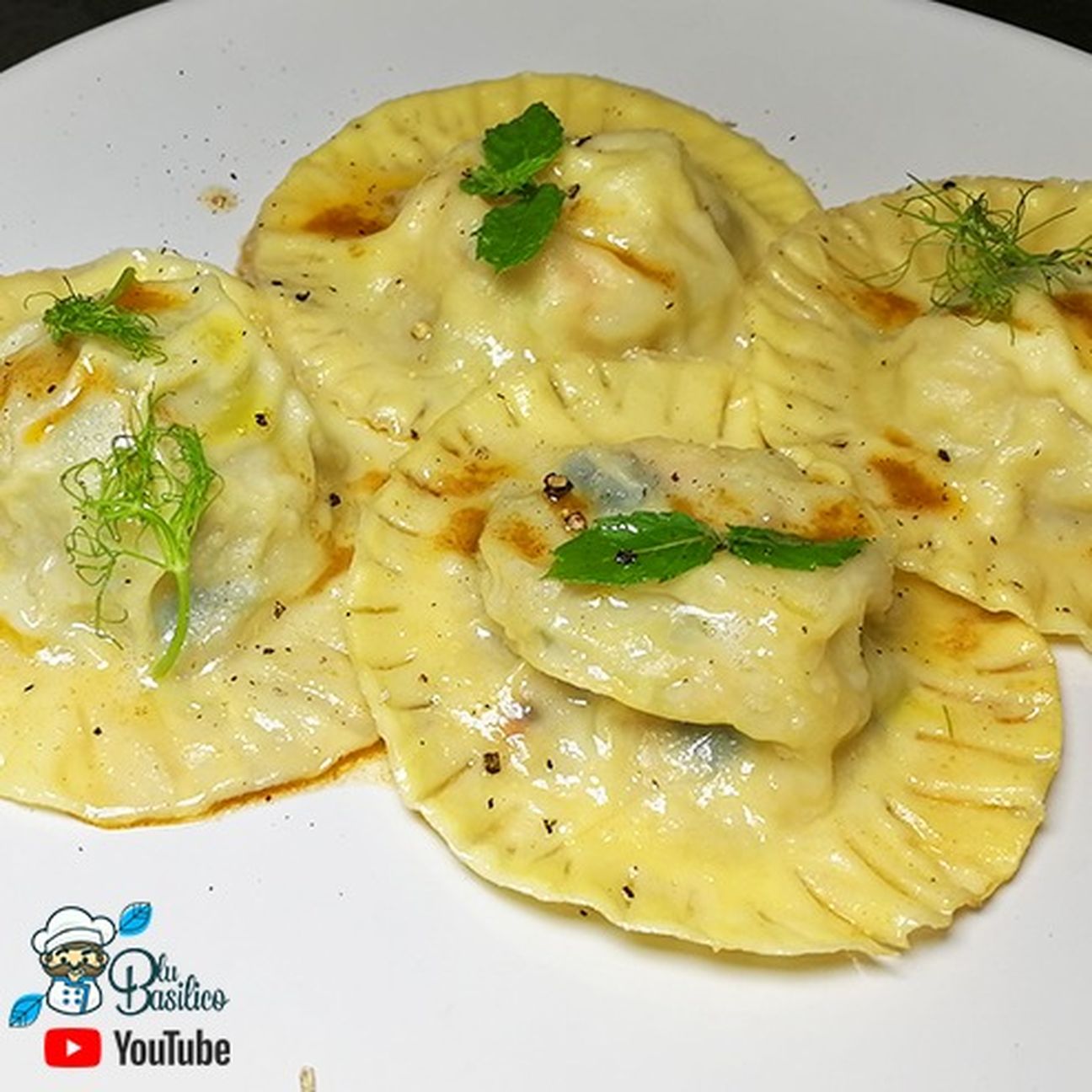 Ravioli fatti in casa con gamberoni patate e erbe aromatiche