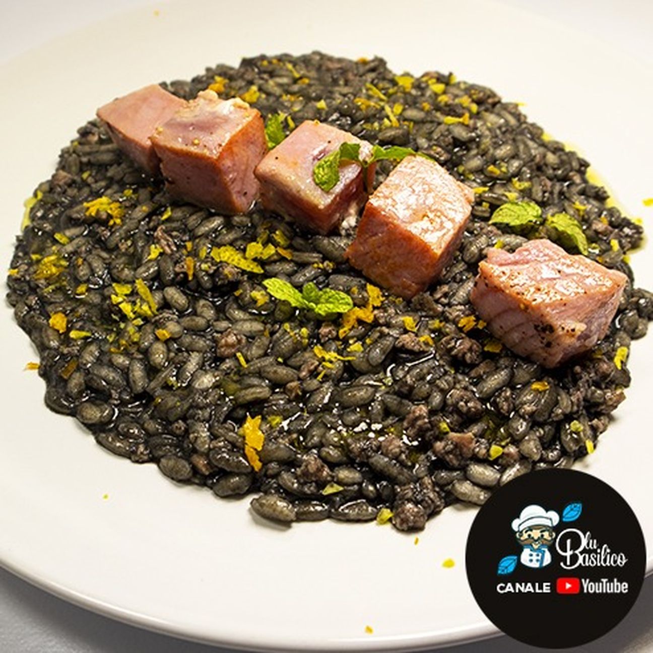 Risotto al nero di seppia e tonno