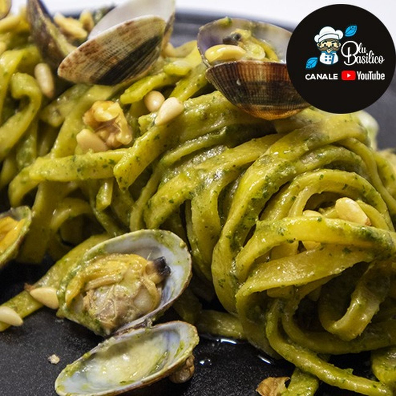 Fettuccine con vongole e pesto