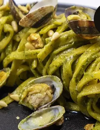 Ricetta Fettuccine con vongole e pesto di blubasilico