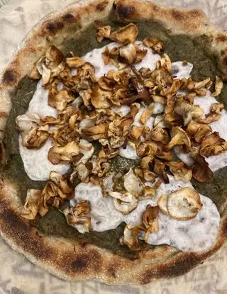 Ricetta Pizza con crema di carciofi, chips di topinambur e mezzarè di ospitevegetariano