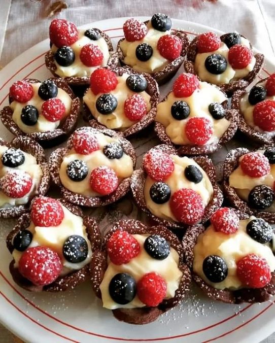Cestini di frolla al cacao con crema pasticcera