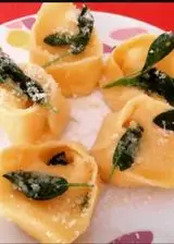 Ricetta Cappellacci di zucca con burro e salvia