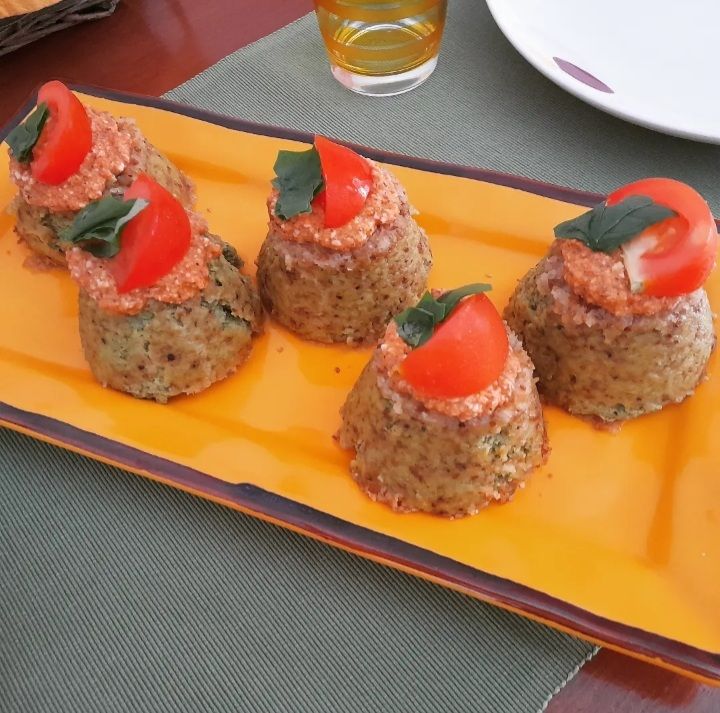 Tortino di zucchine con pesto di pomodorini