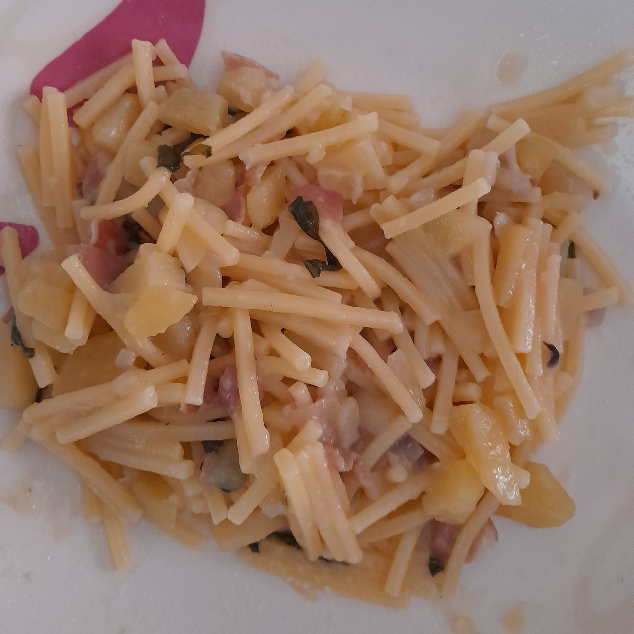 Pasta, patate, spek e basilico