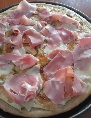 Ricetta Pizza con fiori di zucca, scamorza e prosciutto cotto di annamariaincucina