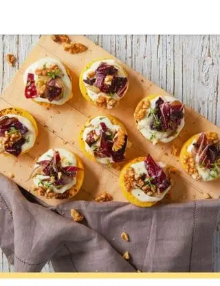 Ricetta Crostini di polenta con formaggio spalmabile, radicchio e noci di annamariaincucina