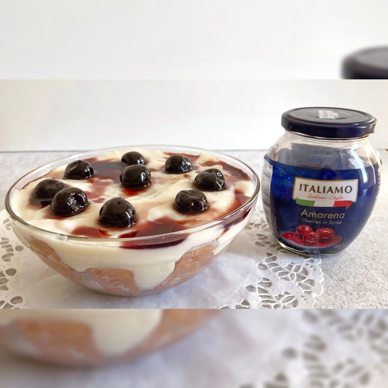 Dolce con crema al latte e amarene