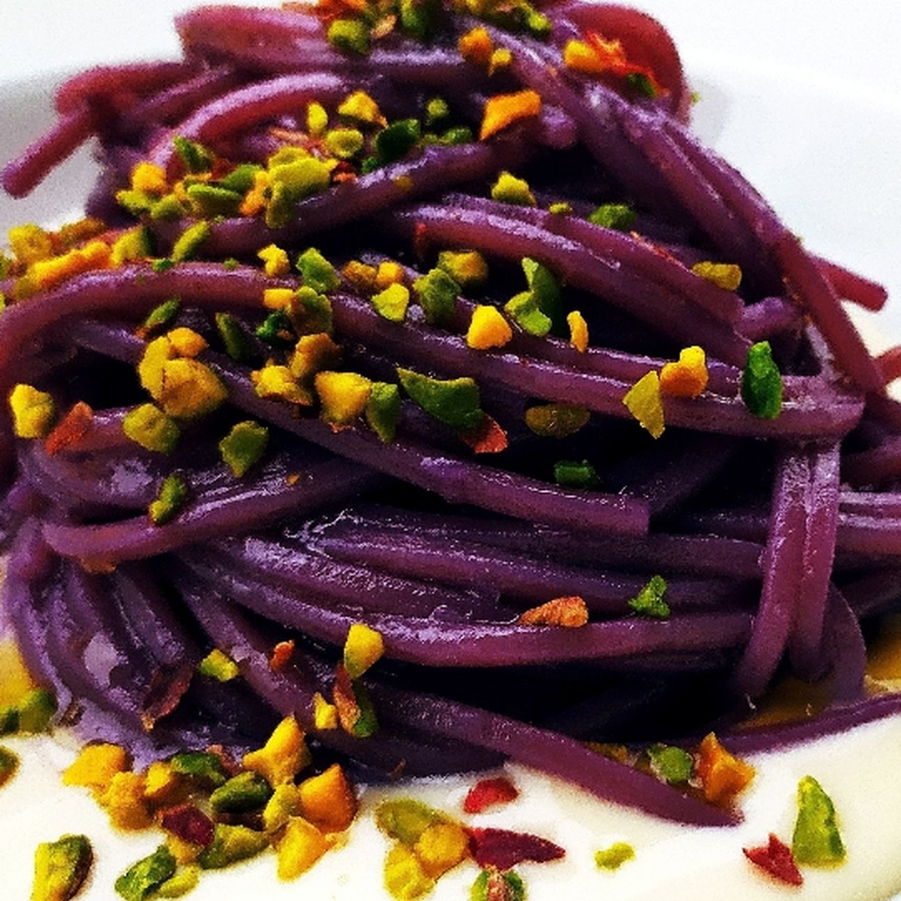Spaghetti al cavolo viola con crema di parmigiano e granella di pistacchio