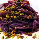 Ricetta Spaghetti al cavolo viola con crema di parmigiano e granella di pistacchio