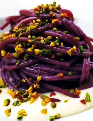 Ricetta Spaghetti al cavolo viola con crema di parmigiano e granella di pistacchio di ilaria416