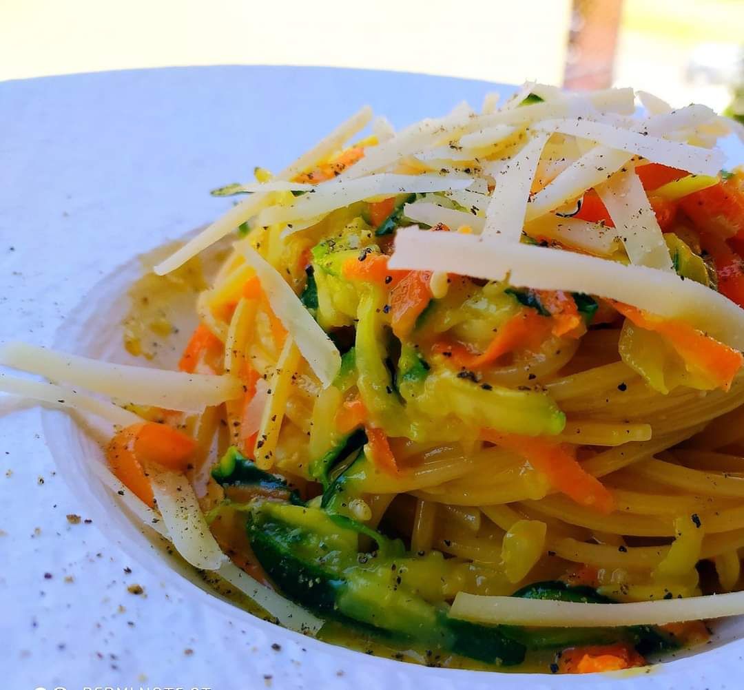 Spaghetti con zucchine carote e tuorli d'uovo!