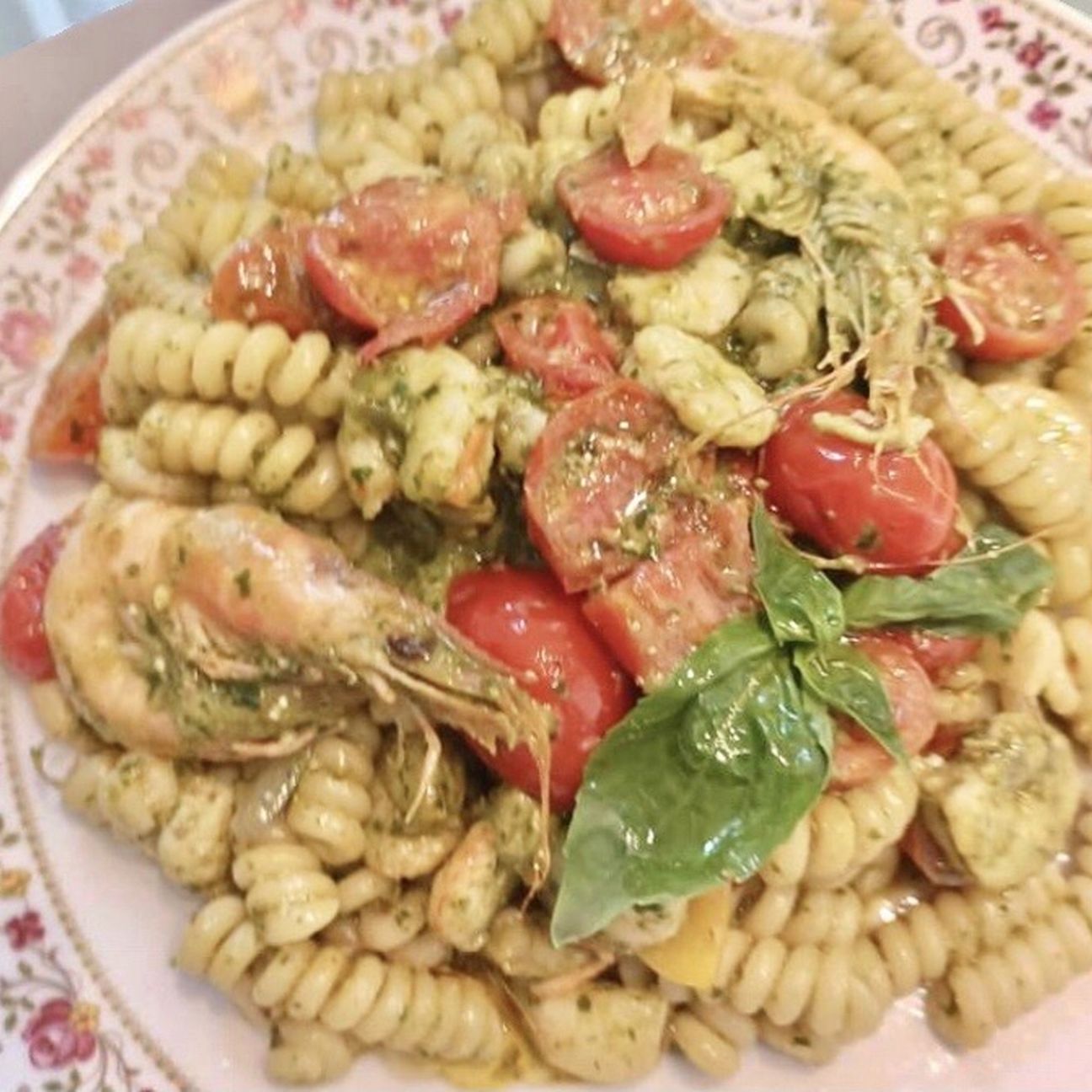 Fusilli con pesto, gamberi e pomodorini