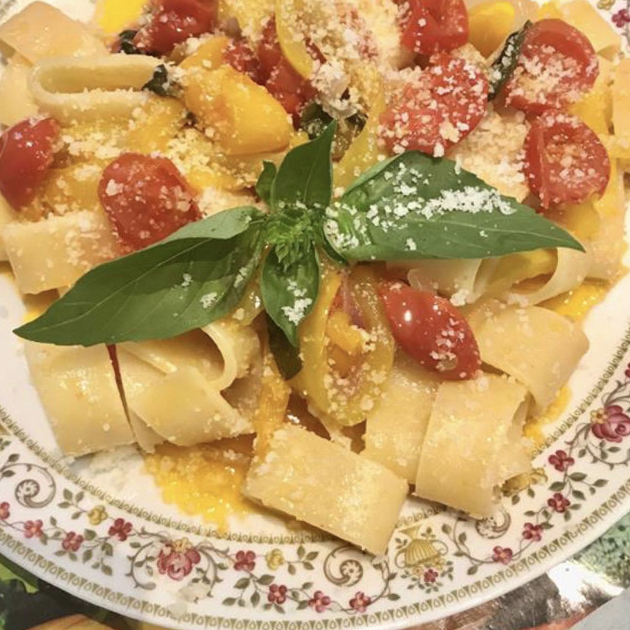 Calamarata con peperoni , ciliegino e basilico