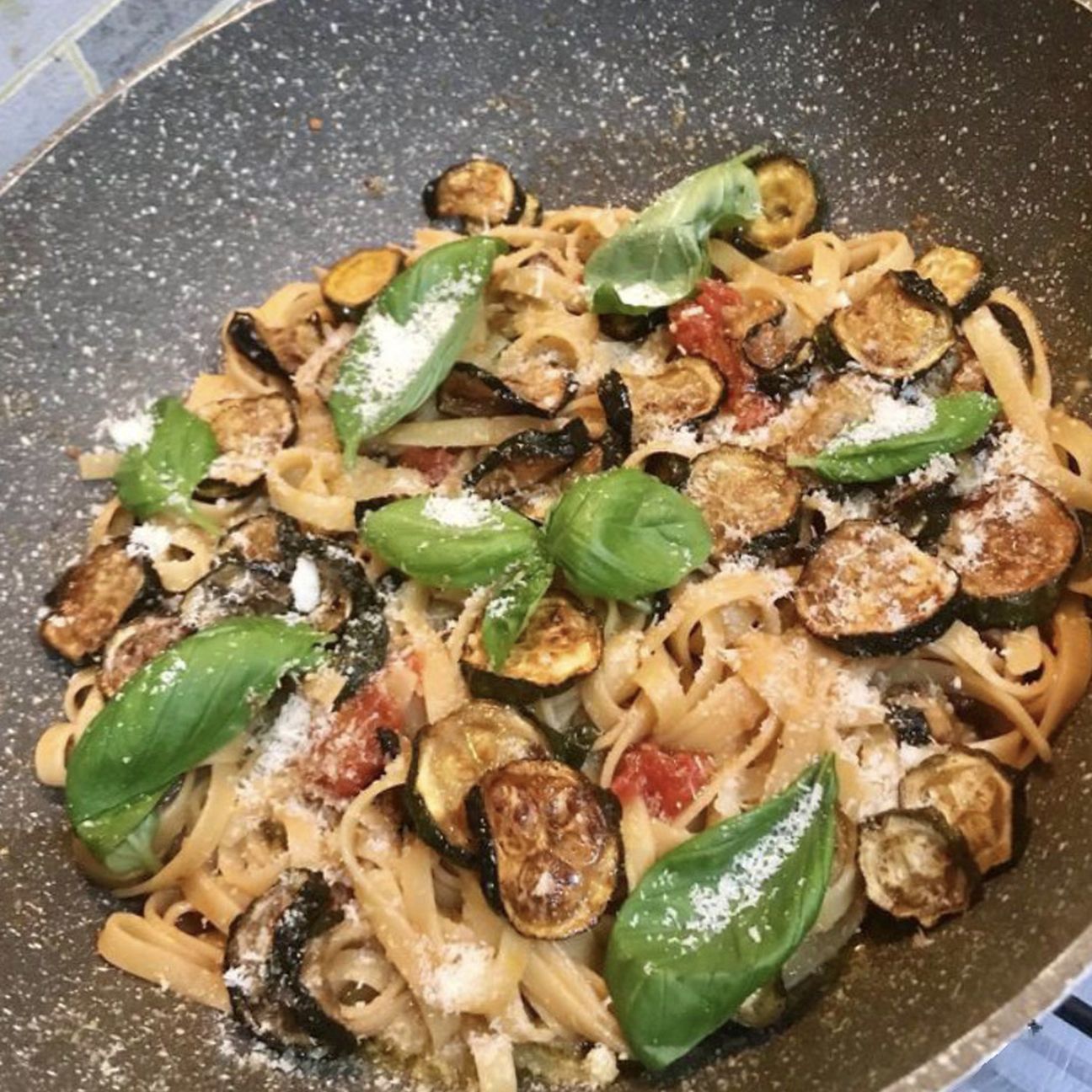 Linguine con zucchine 🥒genovesi fritte, #pic #pac di datterini🍅( aglio 🧄, pomodorini🍅 datterini