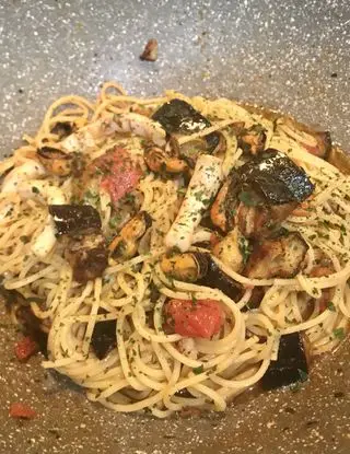 Ricetta Spaghetti melanzane 🍆, calamari 🦑, gamberi 🍤, cozze di gelfomarco