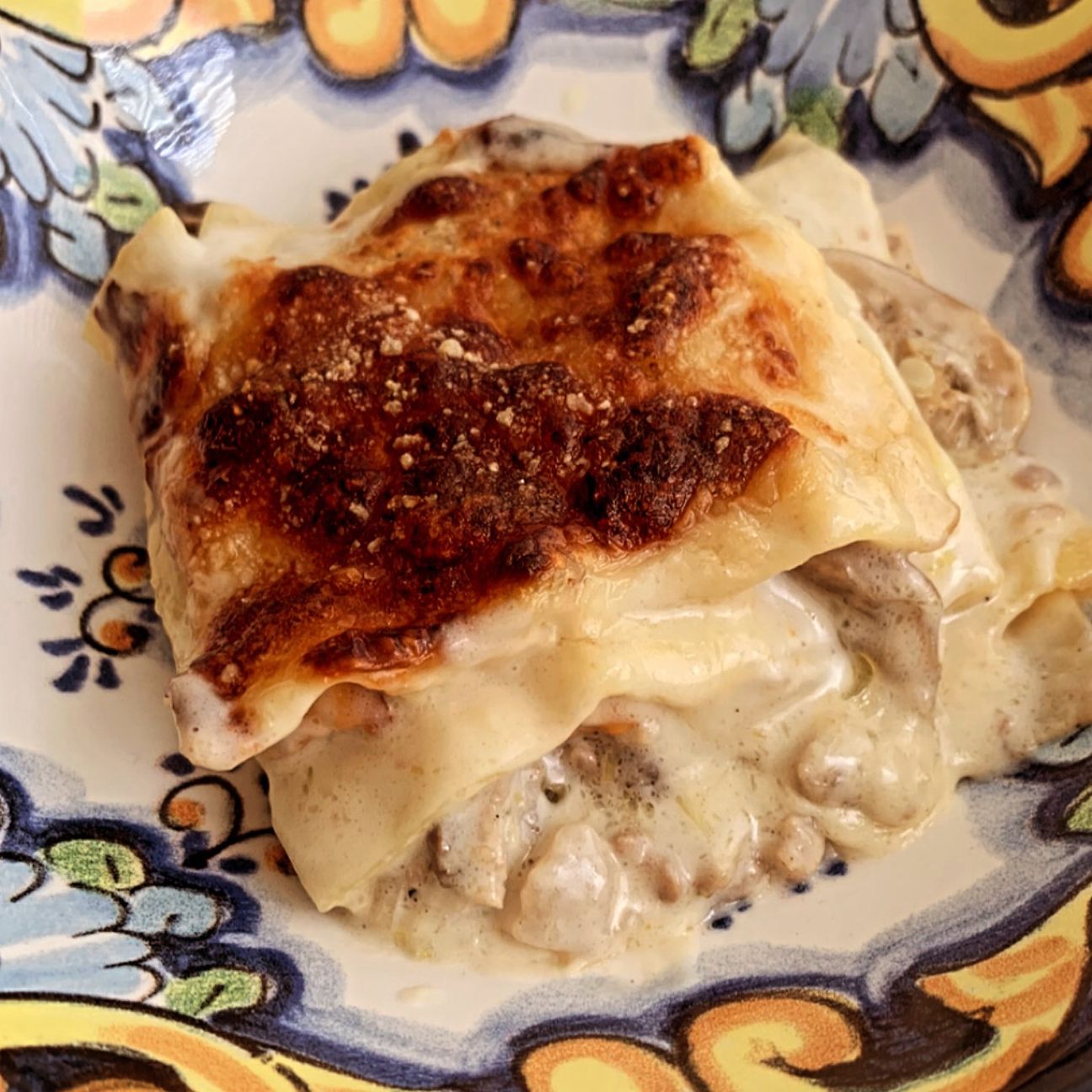 Lasagna Bianca salsiccia funghi e provola affumicata