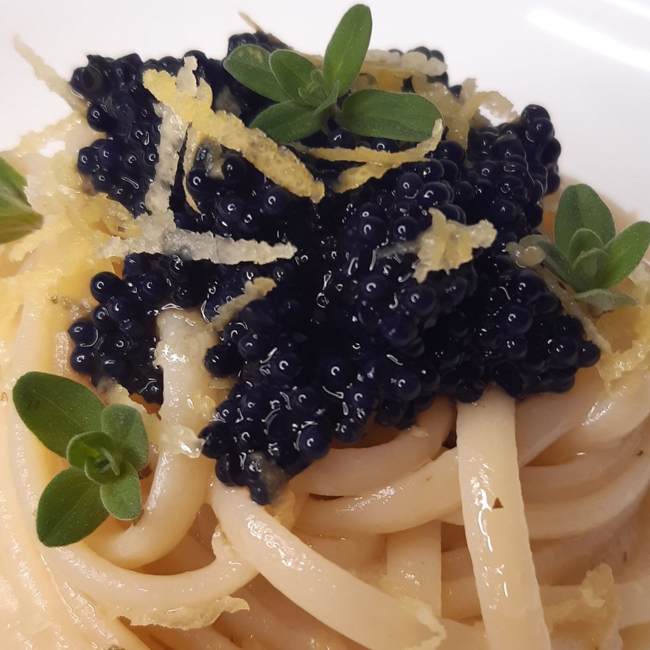 Tripudio al limone...linguine al limone, alici del cantabrico, uova di lompo e maggiorana