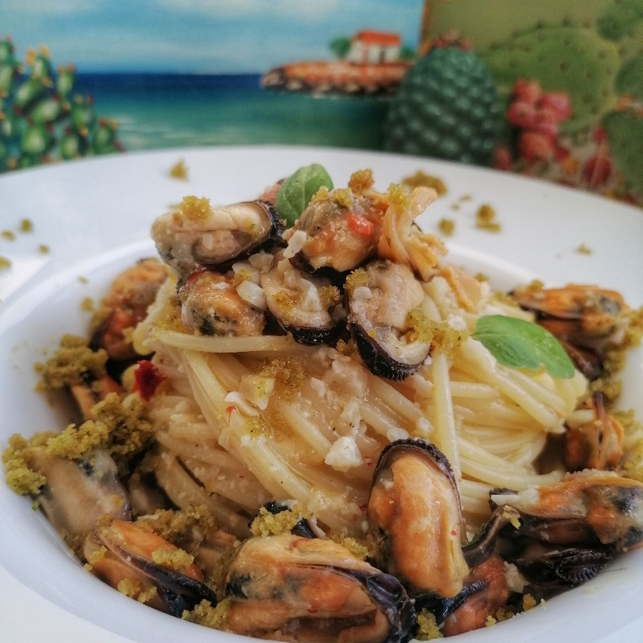 Spaghetti con cozze, mandorle pestate e Pangrattato aromatizzato al prezzemolo.