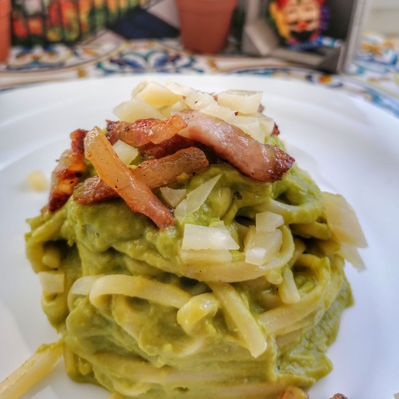 Linguine crema di piselli, guanciale croccante e scaglie di grana.