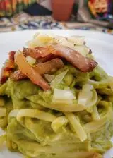 Ricetta Linguine crema di piselli, guanciale croccante e scaglie di grana.