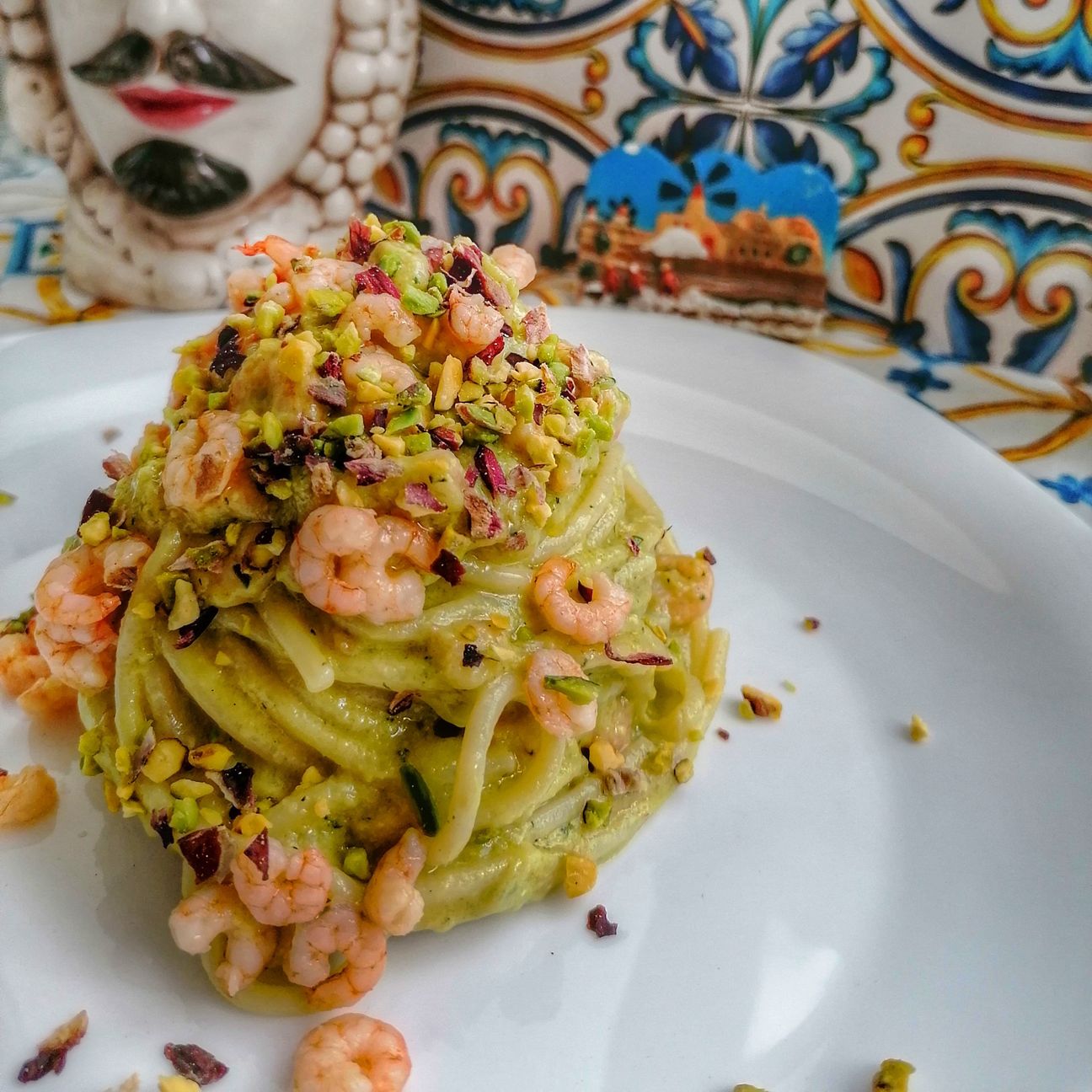 Pesto di avocado, gamberetti e pistacchi