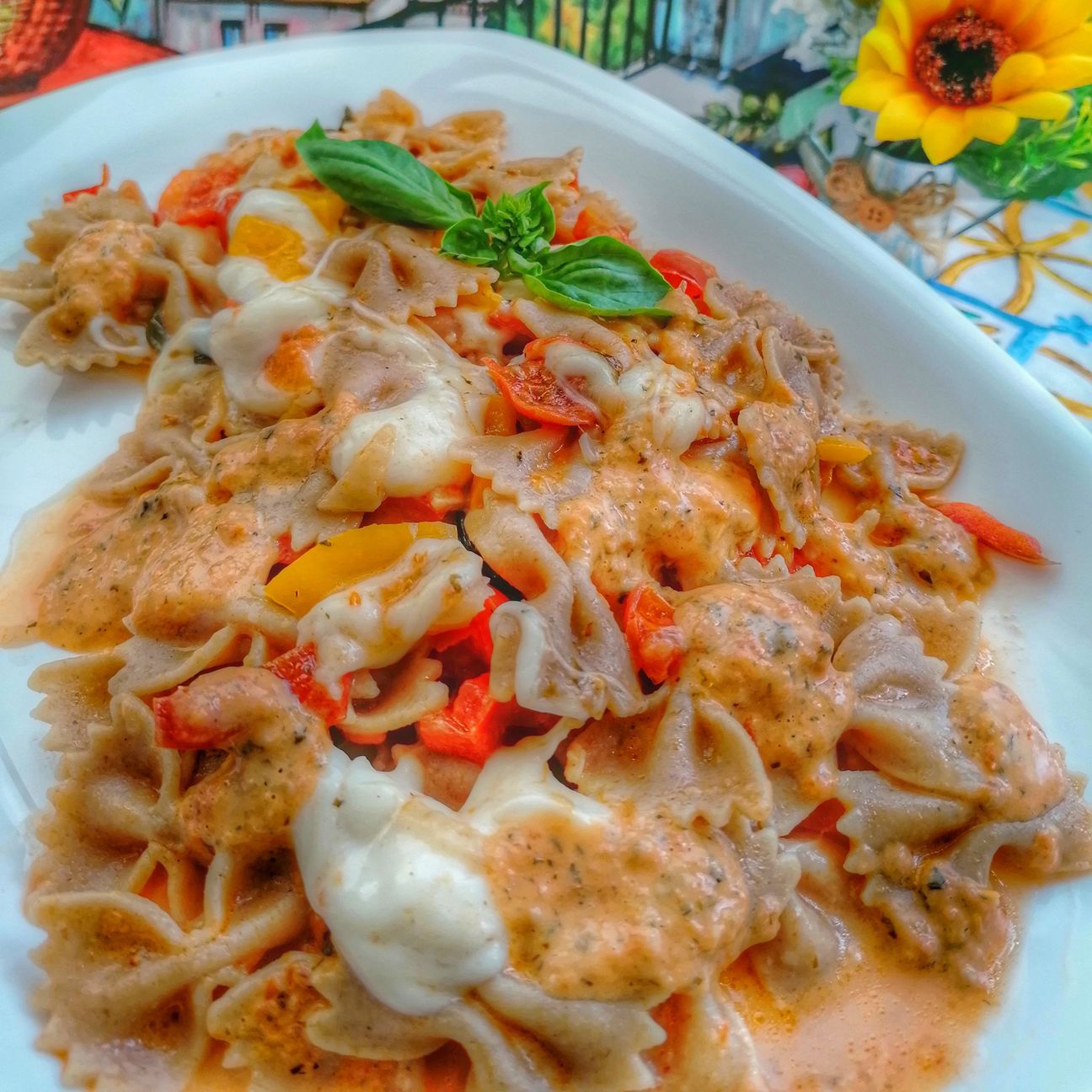 Farfalle con peperoni, crema di peperoni e mozzarella