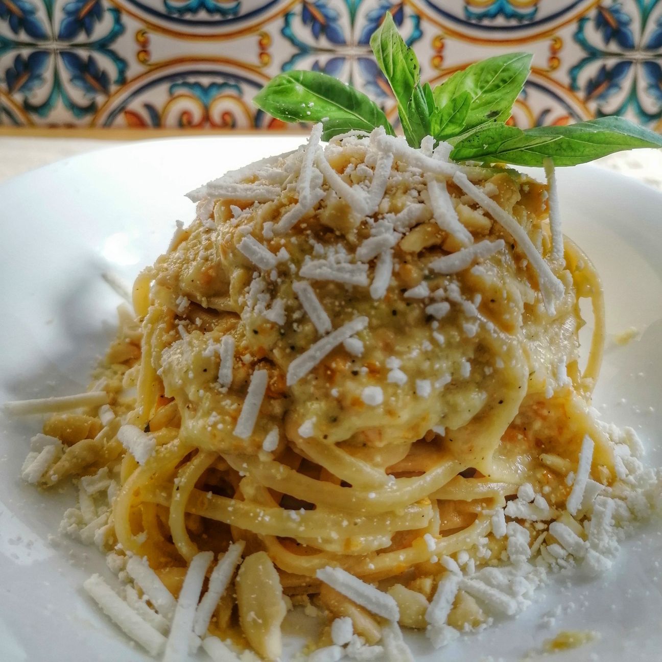 Spaghetti con pesto di datterini gialli e ricotta salata