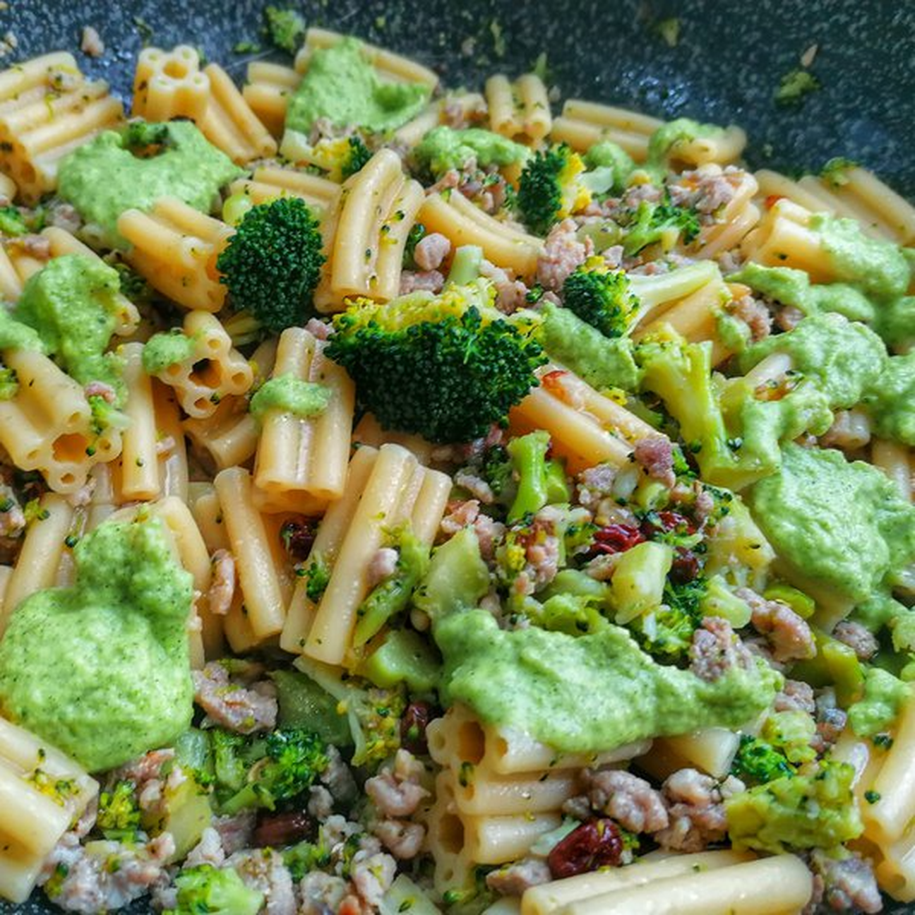 Pasta cinque buchi con broccoletti, salsiccia siciliana sbriciolata, condita con caciocavallo, pinoli, uva passa e crema di broccoletti