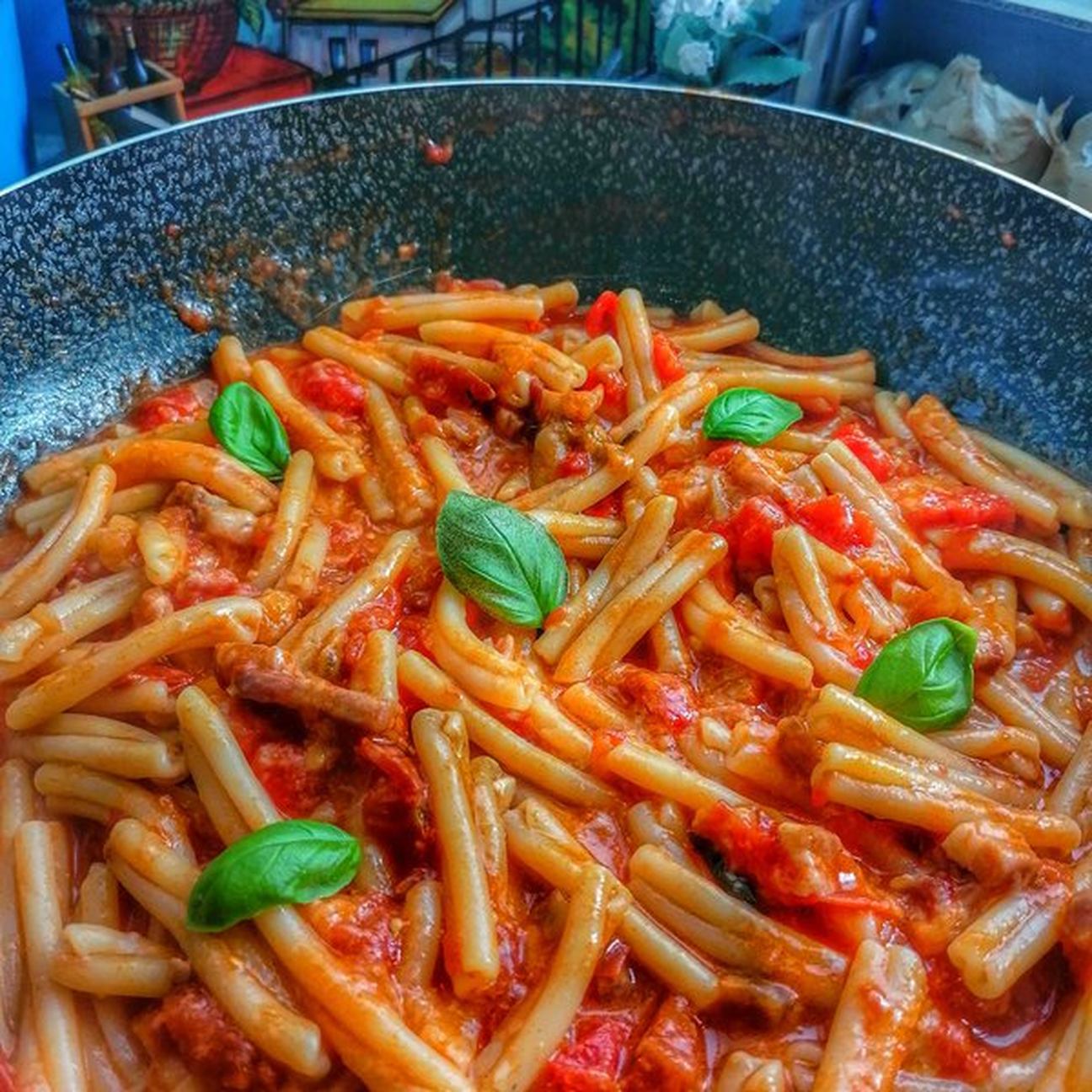 Caserecce con melanzane, pancetta e cipolla di tropea.