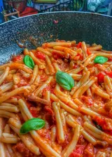 Ricetta Caserecce con melanzane, pancetta e cipolla di tropea.