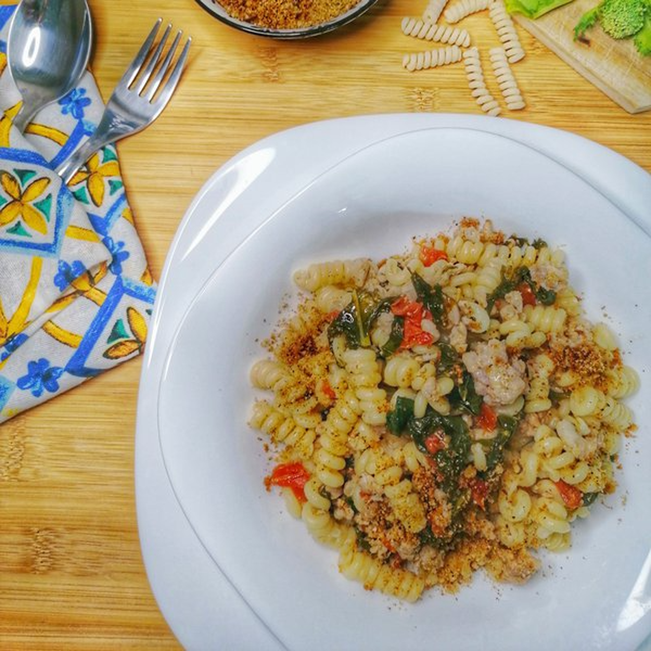 Fusilli bucati con salsiccia Siciliana condita, ciliegino, cime di rapa e muddica atturrata.
