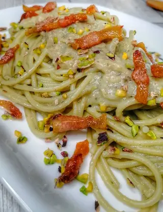 Ricetta Spaghetti crema di carciofi, guanciale e pistacchi. di cristinaeffe_