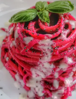 Ricetta Linguine con pesto di barbabietola, salsiccia,semi di papavero e crema al pecorino. di cristinaeffe_