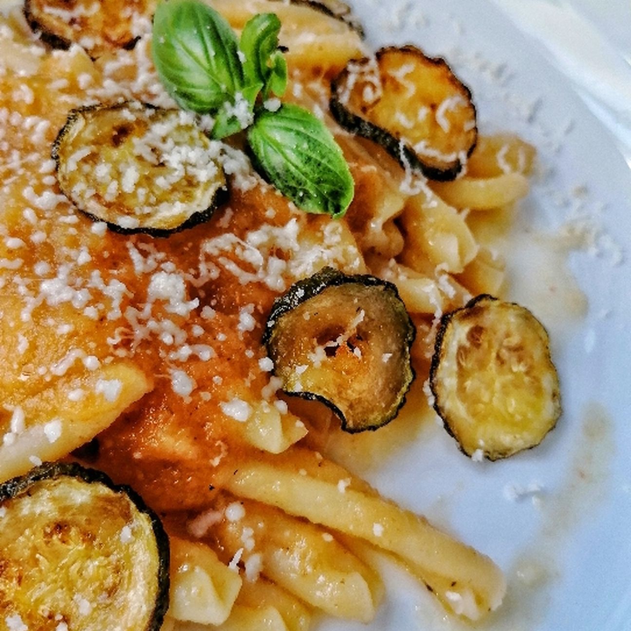 Caserecce con pesto di datterino giallo, zucchina fritta e formaggio primosale