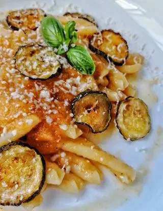 Ricetta Caserecce con pesto di datterino giallo, zucchina fritta e formaggio primosale di cristinaeffe_