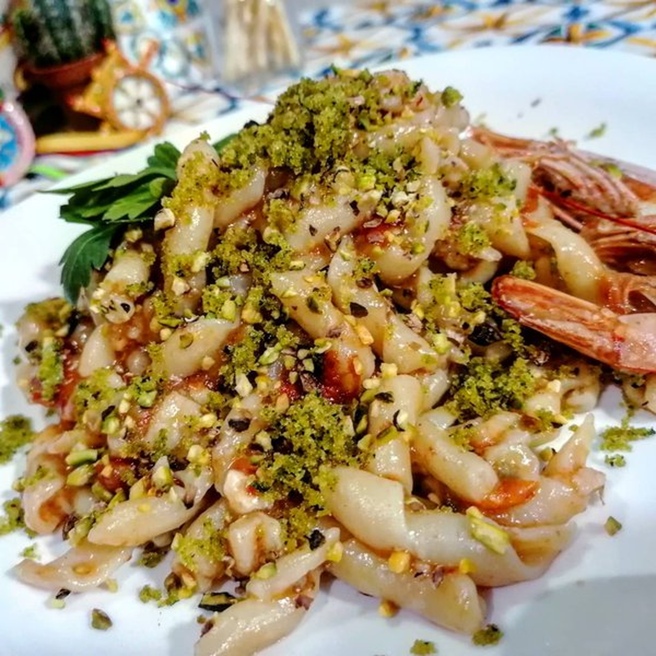 Busiate trapanesi con bisque di gamberoni Polpa del gamberone, ciliegino, pistacchi e crumble di pane aromatizzato al prezzemolo