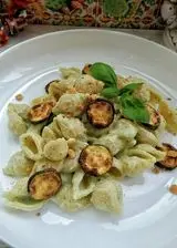 Ricetta Conchiglie con crema di zucchine e ricotta, con chips di zucchine e mandorle tostate.