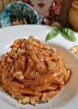 Ricetta Spaghettoni pesto di peperoni, noci e semi di papavero.
