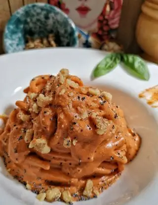 Ricetta Spaghettoni pesto di peperoni, noci e semi di papavero. di cristinaeffe_