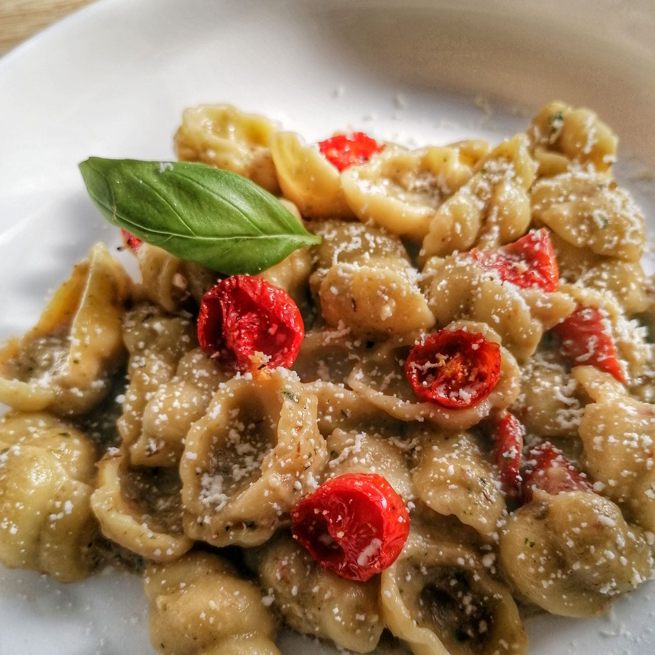 Pasta con caviale di melanzane, pomodori confit e cacioricotta