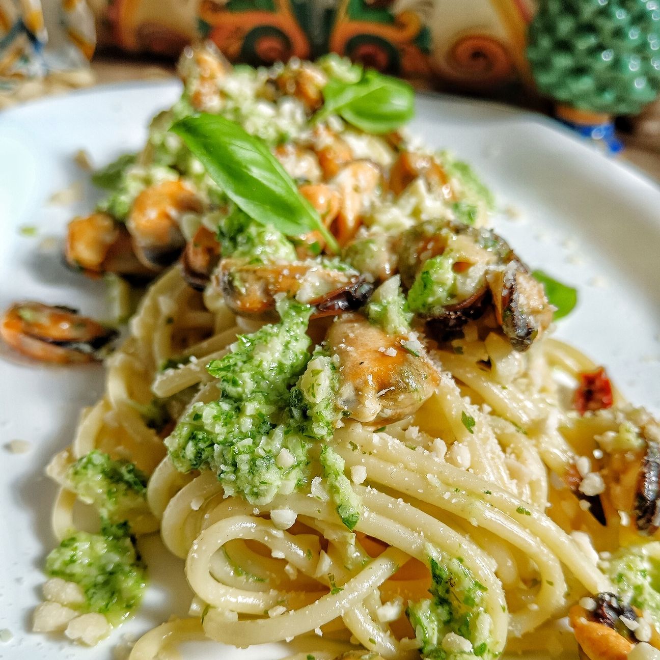 Spaghettoni con cozze, pesto di prezzemolo e mandorle