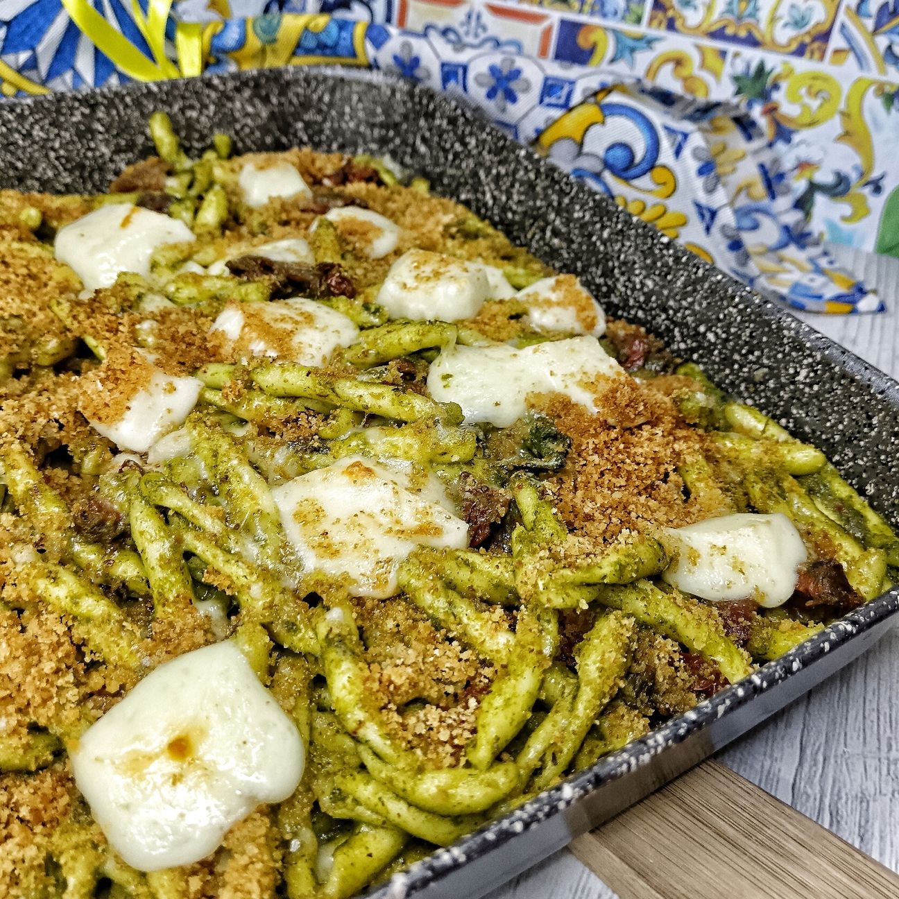 fusilli al forno con pesto di finocchietto selvatico pomodori secchi e primo sale siciliano