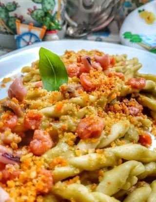 Ricetta Pasta con calamari, gamberetti, pesto di asparagi e pangrattato aromatizzato agli agrumi di Sicilia. di cristinaeffe_