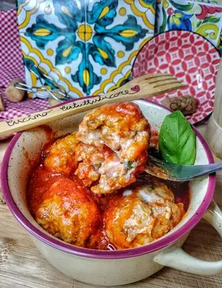 Ricetta Polpette al sugo ripiene di caciocavallo siciliano e prosciutto. di cristinaeffe_