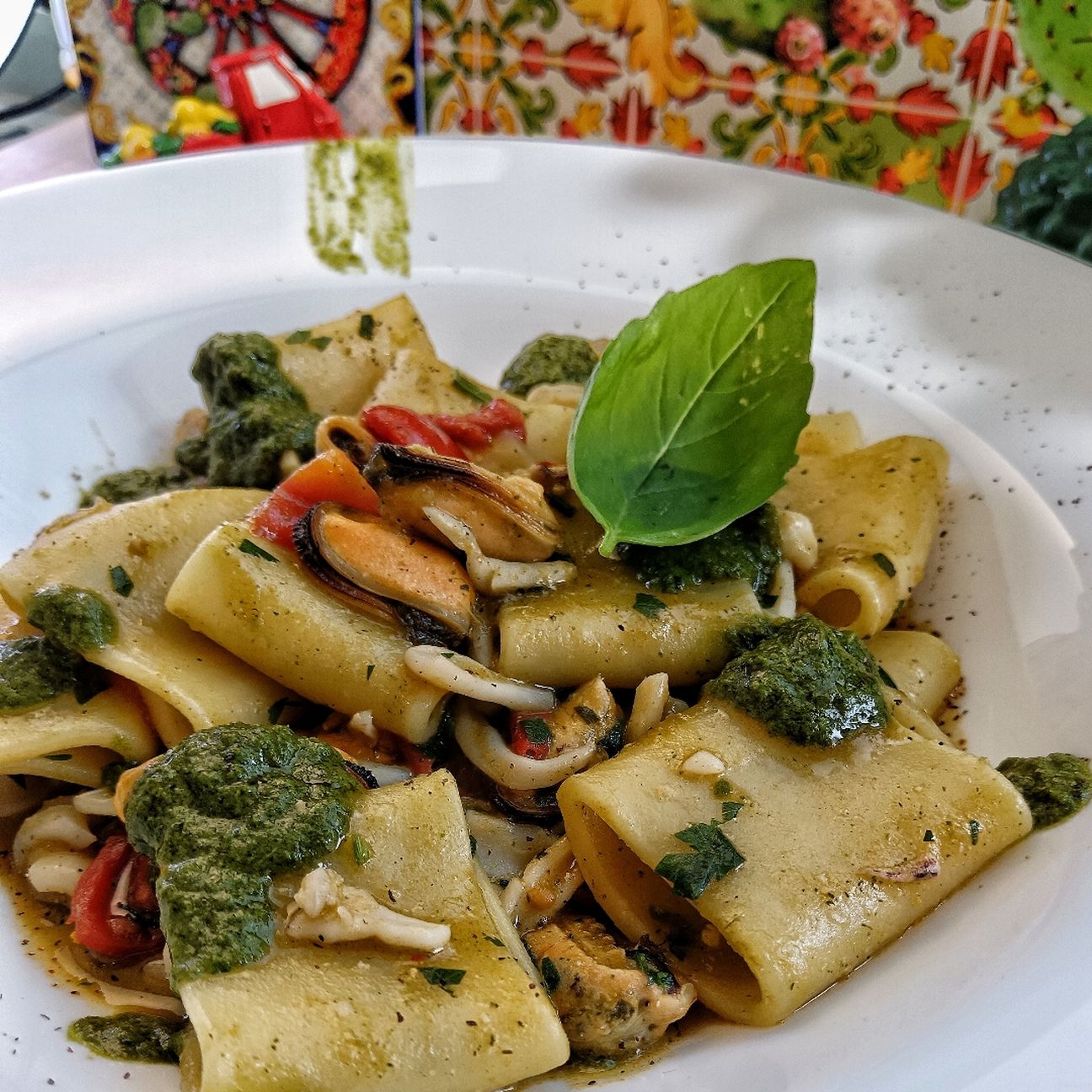 Paccheri calamari, cozze e pesto di finocchietto selvatico