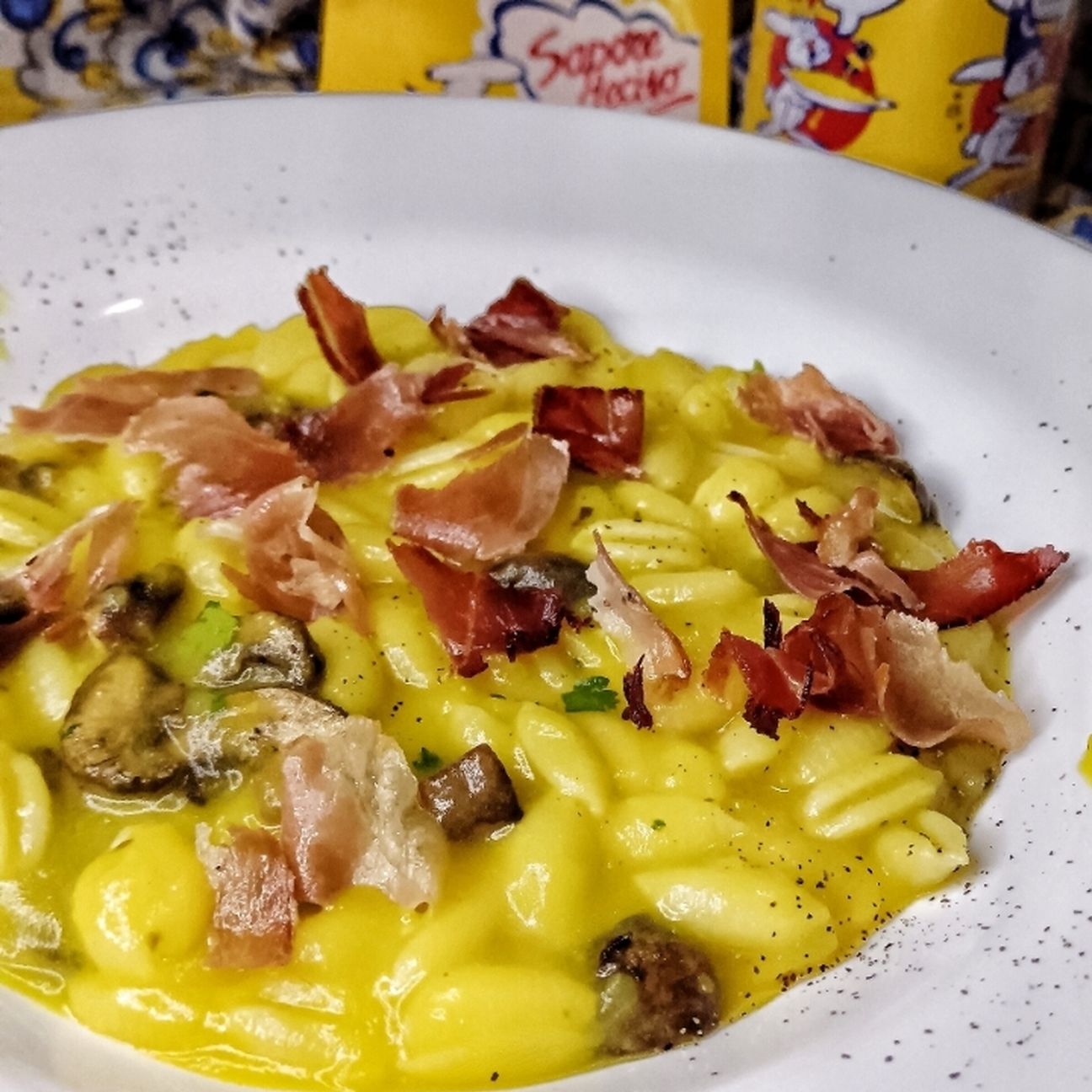 Gnocchi crema di patate allo zafferano, funghi e speck croccante