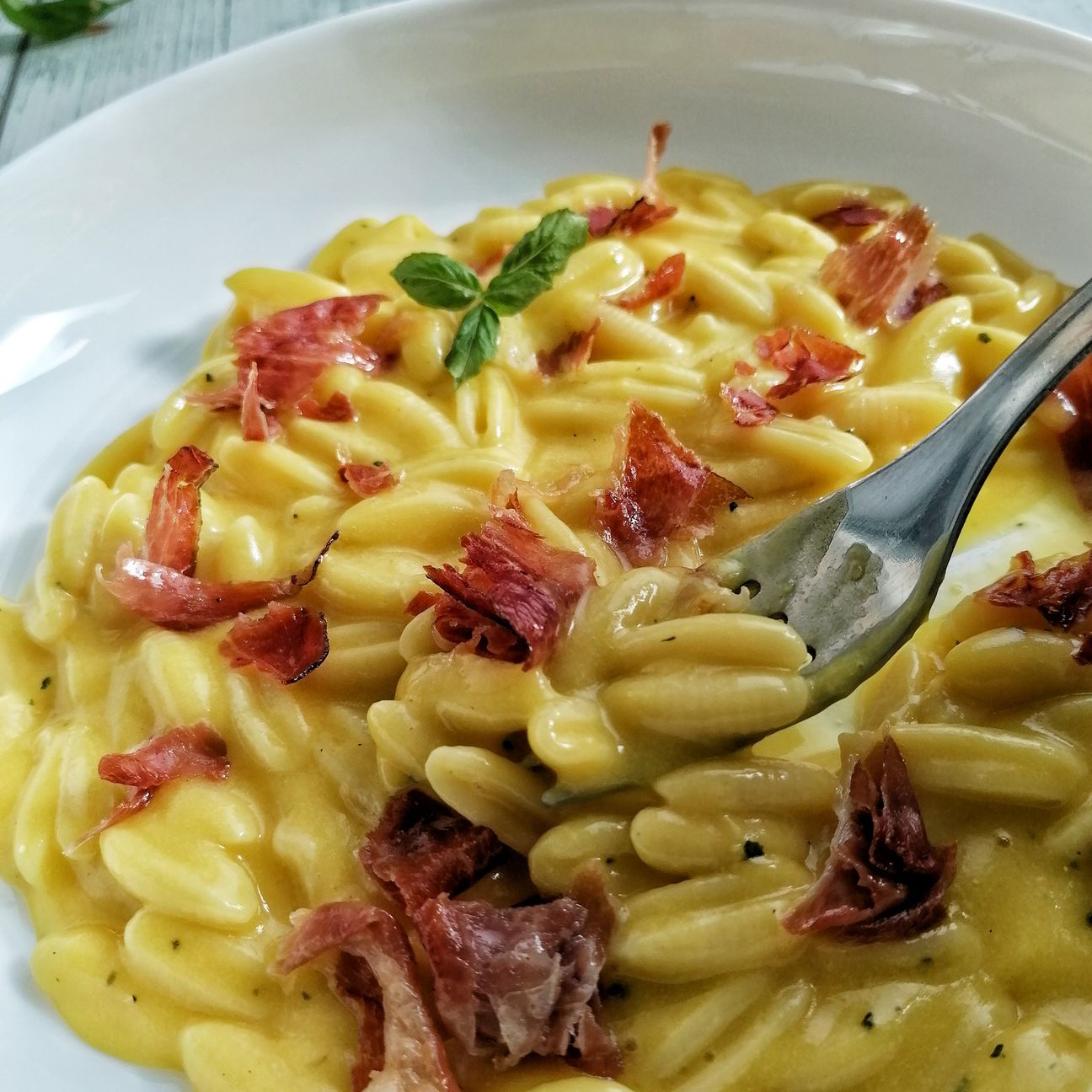 Gnocchi sardi, crema di patate allo zafferano e speck croccante
