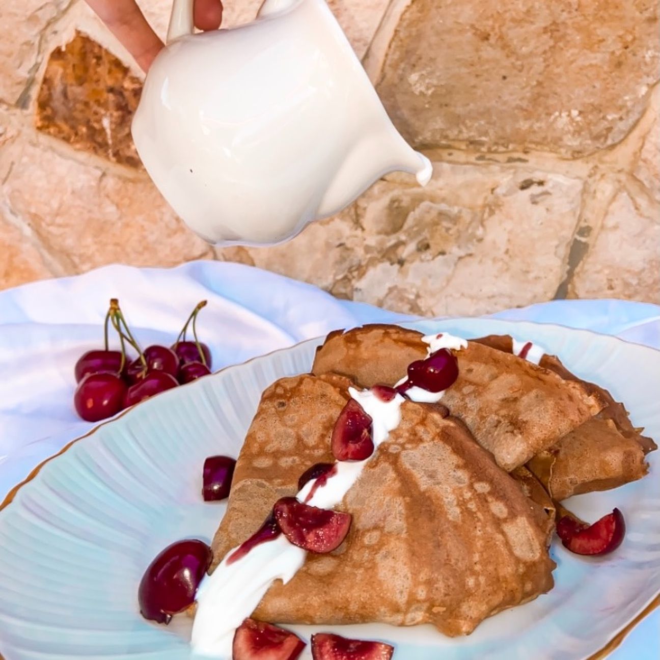 Crêpes con farina di castagne, yogurt greco e ciliegie